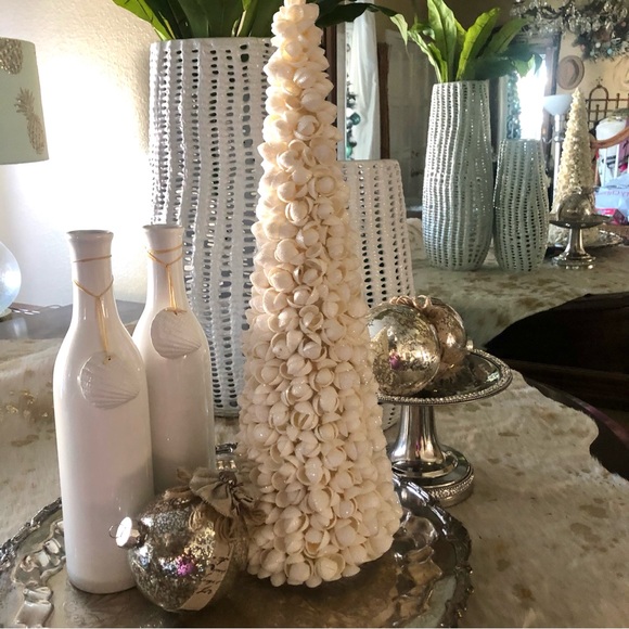 New! White Ceramic Seashell Bottle Vases - Picture 4 of 6